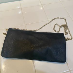 ❤️❤️Black fold over bag.  Shoulder chain can be removed to make it a clutch.